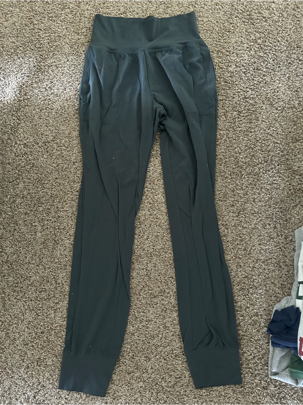 Athleta women’s salutation jogger in anthracite grey. XS Tall